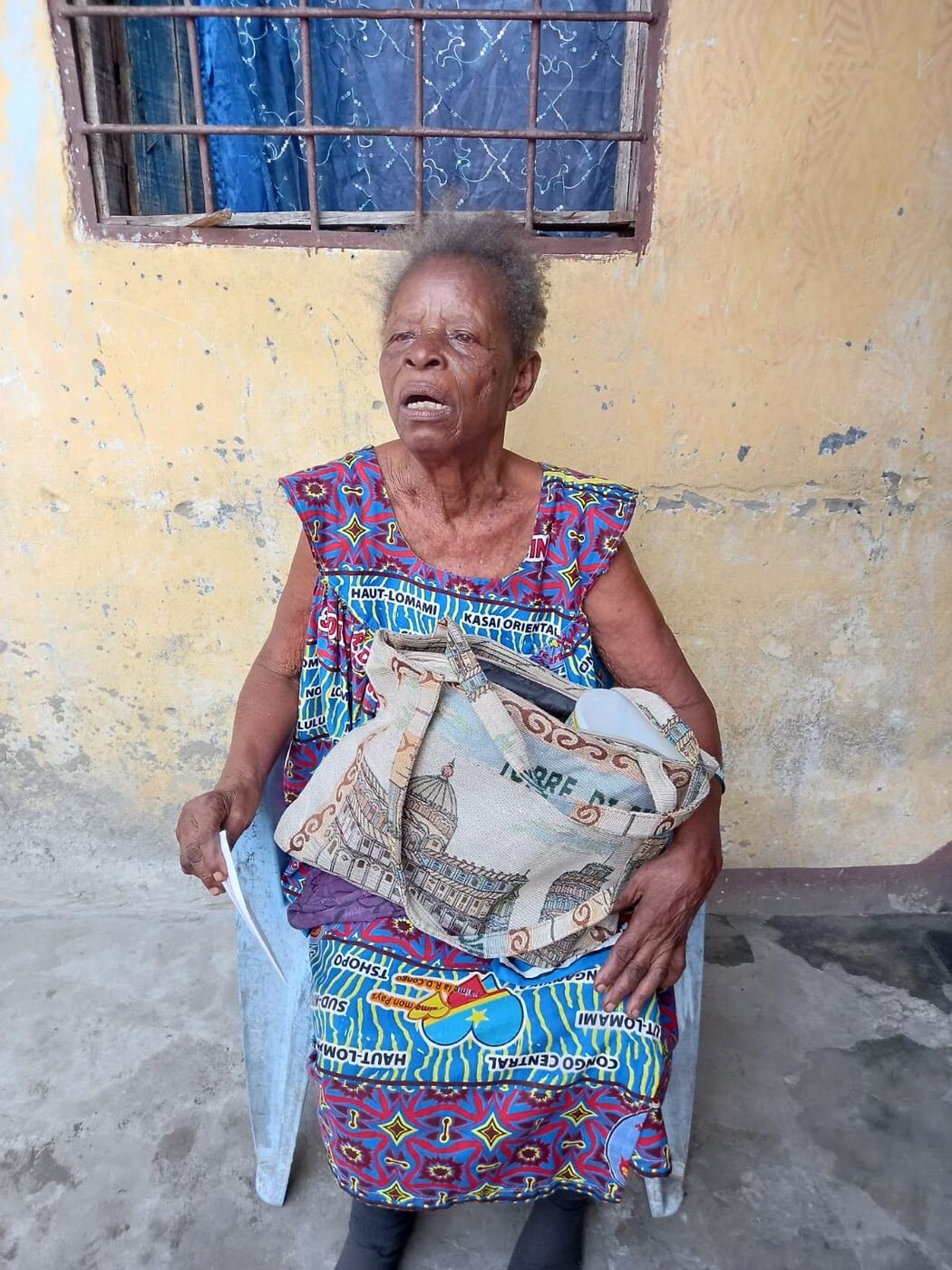 Distribution d'aide matérielle à une veuve accompagnée par Villa Samuel