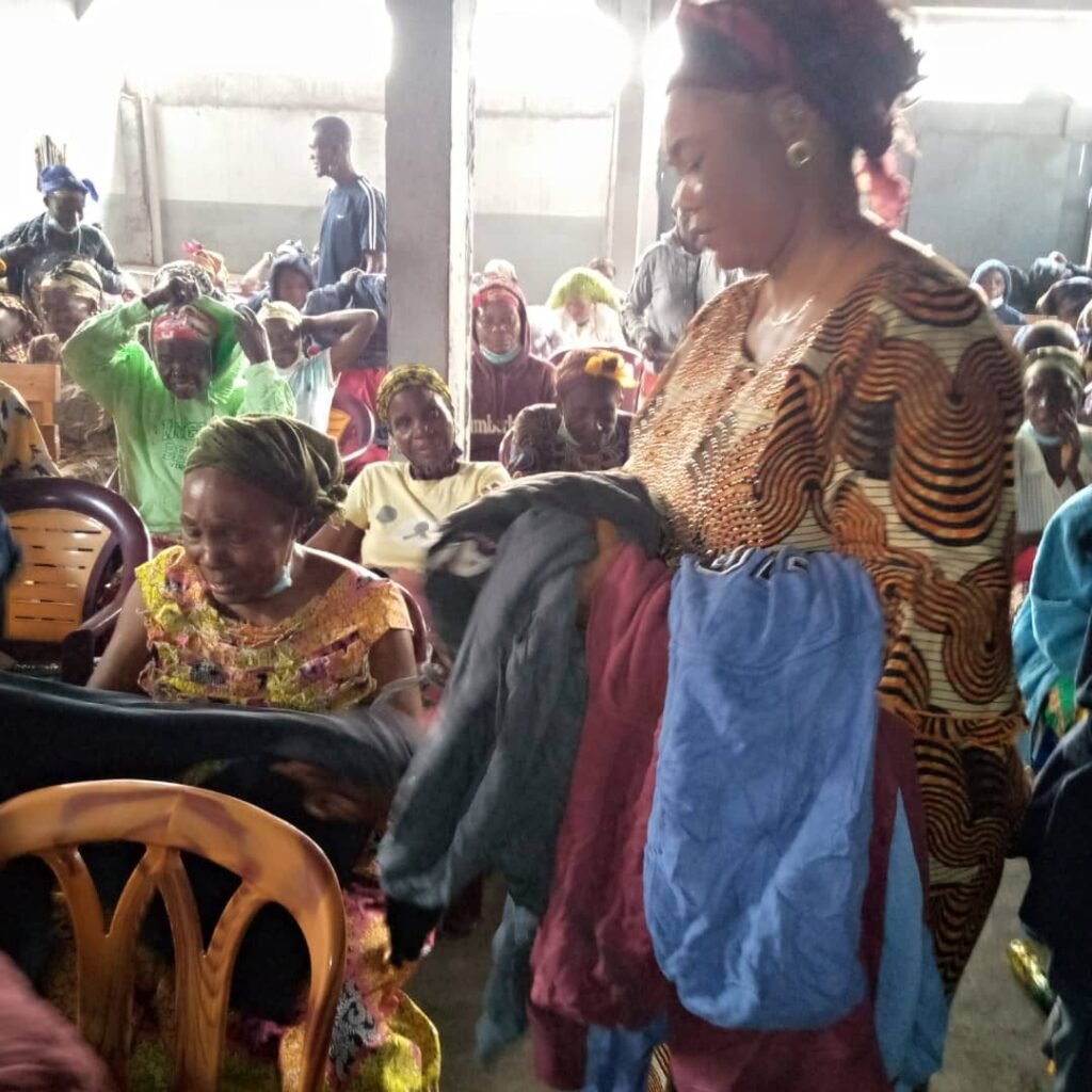 Distribution de vêtements aux veuves