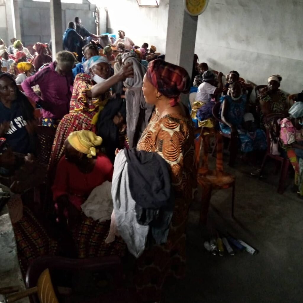Distribution de vêtements aux veuves – photo 3