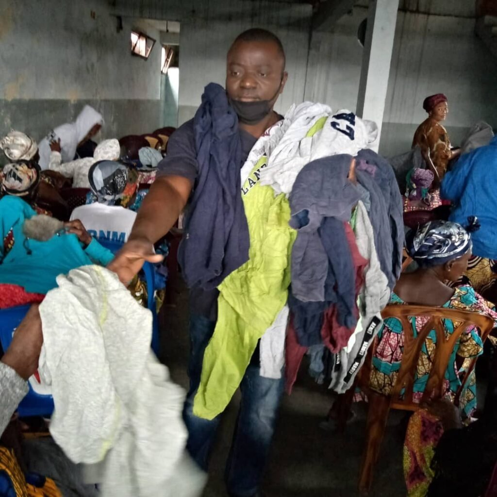 Distribution de vêtements aux veuves – photo 2