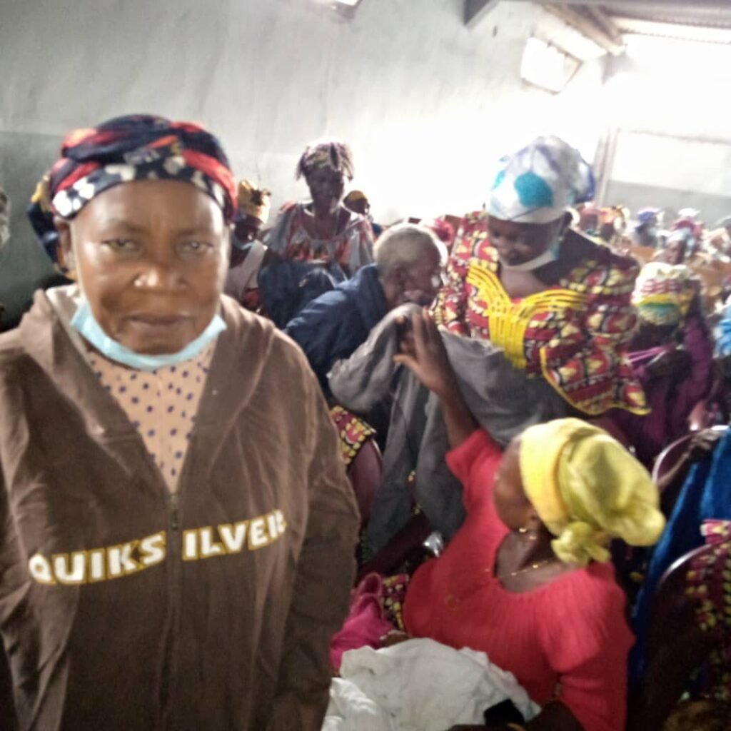 Distribution de vêtements aux veuves – photo 4