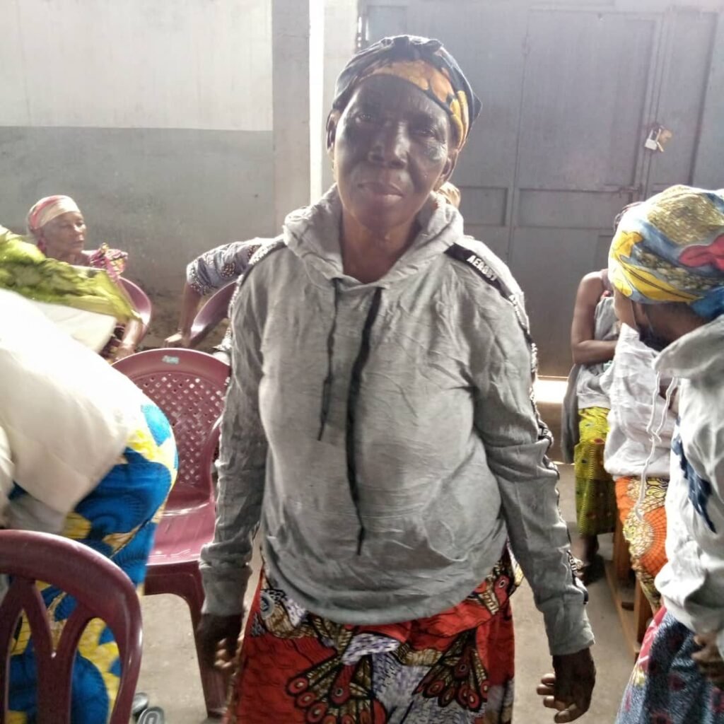 Distribution de vêtements aux veuves – photo 5