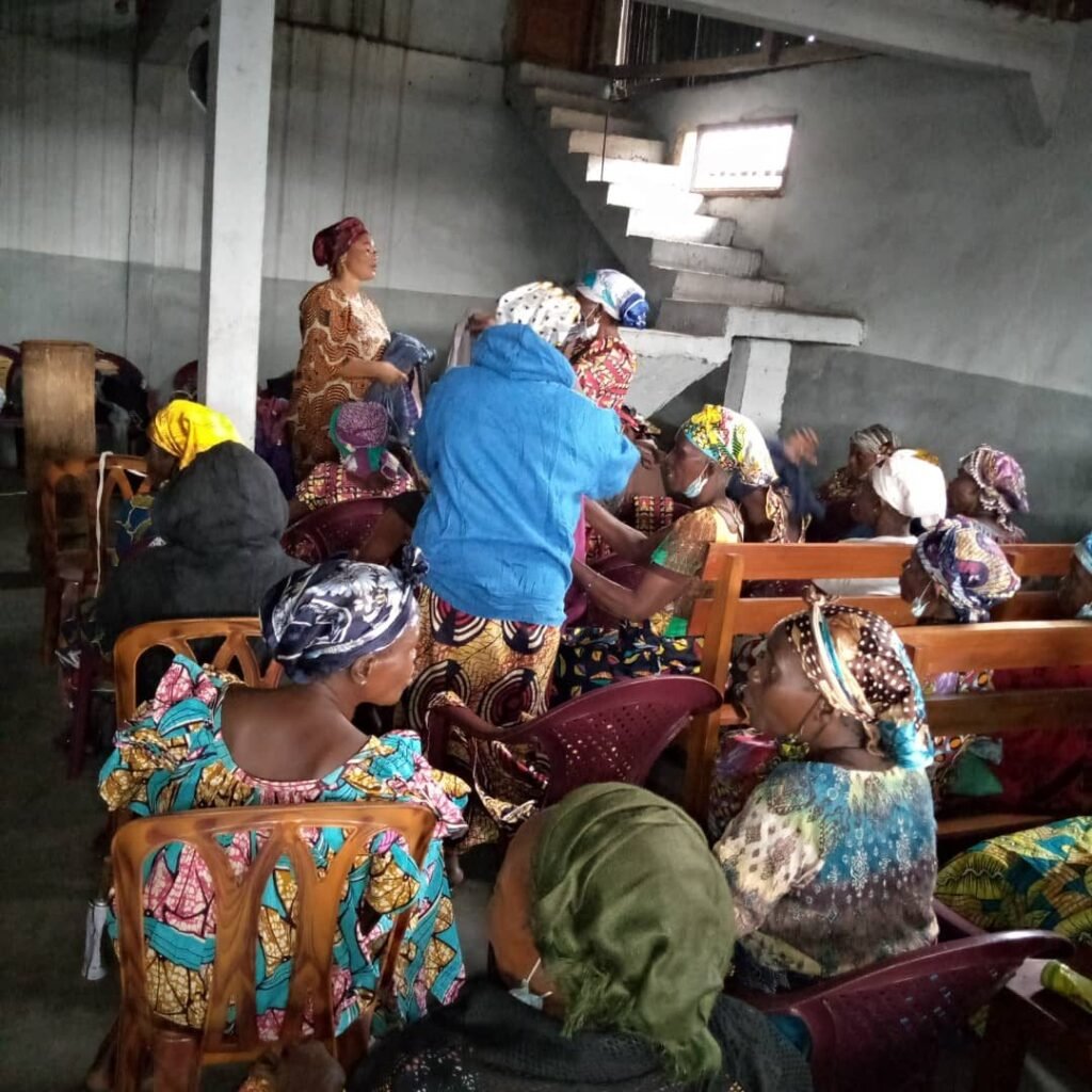 Distribution de vêtements aux veuves – photo 6