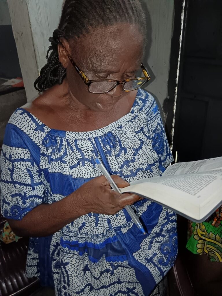 Des lunettes de lecture pour les veuves – photo 3